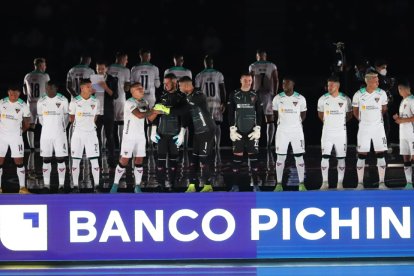 Los integrantes del primer equipo de Liga de Quito y el uniforme principal para la temporada 2022.