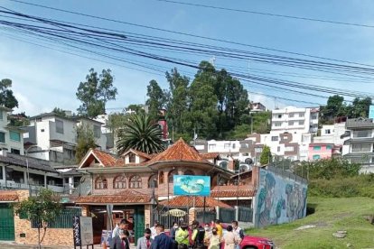 La deportista quedó tendida en el pavimento a la altura del Puente 8 de la autopista General Rumiñahui.
