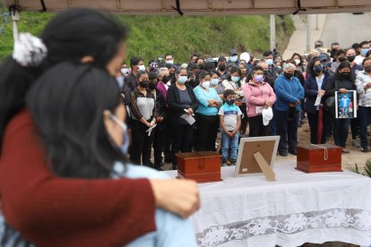 La ceremonia fue muy emotiva. Los vecinos sostenían las fotos de los fallecidos.