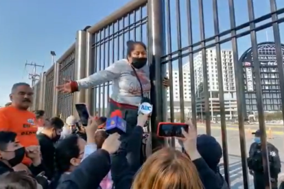 La mujer en los exteriores del Arena Monterrey se aferró a las rejas hasta que la dejaran adquirir un boleto para su hijo con diabetes.