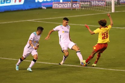 La pierna fuerte fue una de las constantes en el duelo entre Liga de Quito y Aucas.