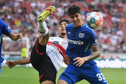 Piero Hincapié (d) se ha convertido en una de las piezas fundamentales del Bayer Leverkusen de Alemania.