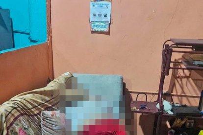 Así, en el mueble de su casa, quedó la víctima luego del tiroteo.