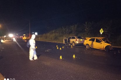 El vehículo plomo fue baleado por un grupo de asesinos. En su huida se impactó con el auto amarillo.