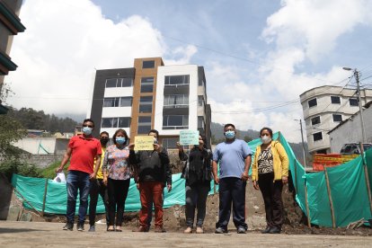 Vecinos de la calle Núñez de Bonilla piden resguardo hasta reconstruir los muros.