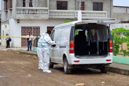 La furgoneta incautada fue examinada por la policía en busca de indicios.