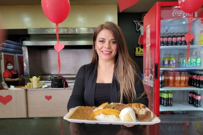 Sandra Argudo dice que la cocina es su fuerte. La menestra y los mariscos le quedan ‘pepa’.