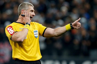 El árbitro brasileño Anderson Daronco impacta en el fútbol internacional por su musculatura.