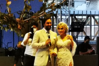La alcaldesa y su esposo, durante la fiesta de matrimonio, celebrada el pasado lunes en Playas.