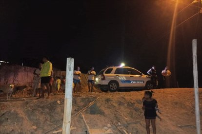 La Policía llegó al sitio de la reyerta, donde un hombre resultó gravemente herido ded arma blanca.