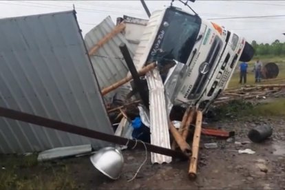 El carro se salió de la vía de circulación  y se estrelló contra el centro de vigilancia donde estaba el celador.