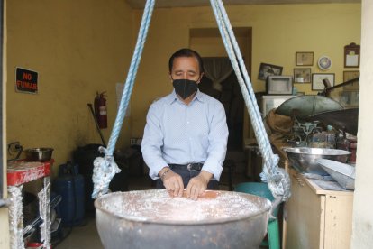 Luis Banda no solo come este dulce, también lo prepara. Y su brazo musculoso es prueba de ello. Los vecinos de Cruz Verde, en el Centro Histórico, lo admiran por su trabajo.