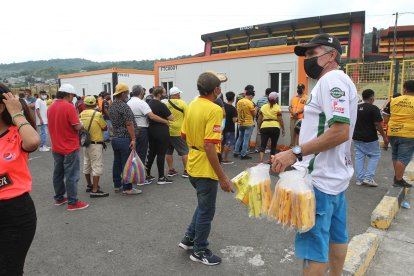Las mascarillas de Barcelona se venden fuera del estadio Monumental desde $ 0,25 en adelante.