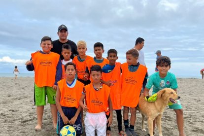 La sub-10 de fútbol playa de la escuela municipal de Jama.