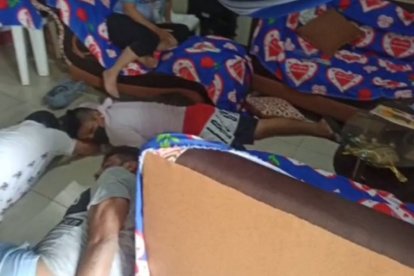 Los sospechosos, al momento de ser sorprendidos por la Policía.