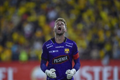 Javier Burrai, volvió a tapar un penal en Barcelona.