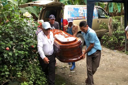 el féretro con los restos