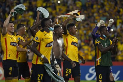 Jugadores de Barcelona celebran al ganar la serie de penaltis en Copa Libertadores ante el Montevideo City Torque en el estadio Monumental en Guayaquil .