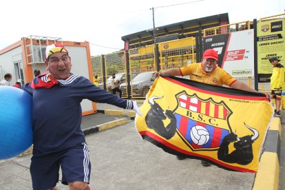 Kiko y Pintorito con su show antes de entrar para ver a su querido Barcelona.