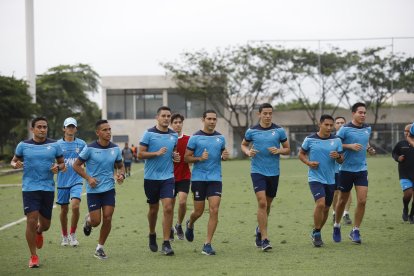 Guillermo Guerrero (cuarto desde la izquierda) se alista para el arranque del torneo nacional 2022.