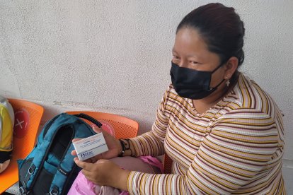 Jéssica muestra la caja de pastillas que tiene que comprar para su hermana.