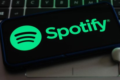 Spotify, el gigante sueco de servicios de "streaming" de audio, va a reforzar su apuesta por el negocio del pódcast con la adquisición de Podsights y Chartable, dos populares herramientas para los creadores de contenidos en audio.
En un comunicado, Spotify anunció este miércoles la compra de las dos compañías, sin dar detalles sobre el precio pagado.
Las adquisiciones se suman a otras parecidas hechas por la compañía sueca en los últimos años, entre ellas la compra en 2020 de Megaphone, una firma de tecnología para pódcasts, y en 2019 la de Anchor, una plataforma para crear este tipo de productos.
La empresa de "streaming" ha convertido los pódcasts en una de sus grandes apuestas, con importantes inversiones en los últimos años, incluido el fichaje del polémico cómico Joe Rogan, responsable del pódcast más escuchado de EE.UU.
Spotify destacó en su nota que Podsights es un líder en el campo de los servicios de medición de publicidad en pódcasts, mientras que Chartable es una plataforma de análisis de datos que permite a los creadores conocer y ampliar sus audiencias.
La empresa destacó que se espera que la publicidad digital en audio en Estados Unidos crezca hasta casi los 8.000 millones de dólares para 2025, con unos 2.700 millones vinculados directamente a los pódcasts.
"Creemos que el próximo paso para liberar este crecimiento es demostrar el impacto de la publicidad de audio a través de innovaciones en la medición y atribución para los anunciantes e información sobre la audiencia para los editores", señaló la compañía.