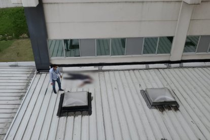 El doctor se había colgado una sábana al cuello para quitarse la vida.