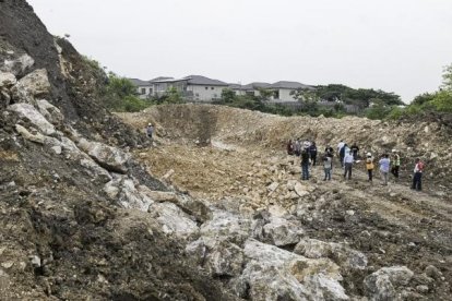 Vecinos de vía a la costa alertaron de las rocas que estaban ya cerca de sus patios y viviendas.
