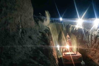 Las labores de rescate empiezan para salvar al menor.