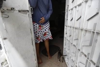 La víctima contó lo ocurrido y mostró algunas de las heridas que sufrió por los cortes.