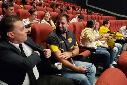 Carlos Alfaro Moreno, José Luis Nogales, Javier Salem, atrás Fabián Bustos y su esposa, listos para ver el documental.