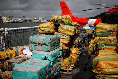 Vista de algunos fardos de un cargamento de 30 toneladas métricas de cocaína y marihuana valorado en unos 1.060 millones de dólares descargado este jueves del buque "James" de la Guardia Costera de Estados Unidos en Port Everglades, Florida. En total, el barco trajo al puerto situado cerca de Fort Lauderdale, unos 40 kilómetros al norte de Miami, aproximadamente 54.500 libras de cocaína y 15.800 de marihuana. EFE/Eva Marie Uzgategui