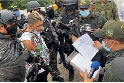 Juan Hernando Hurtado Rodríguez, alias Paisa, fue entregado a los policías colombianos en el puente sobre el río San Miguel, Sucumbíos.
