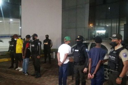 Los implicados fueron interceptados en la Isla Trinitaria, en el suroeste de Guayaquil.