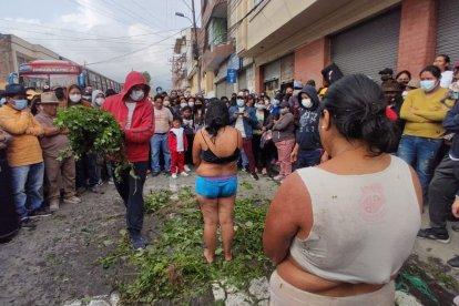 La comunidad deliberó y luego azotó y bañó con agua helada a las dos sospechosas.