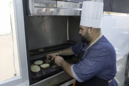 El chef Luis Cedeño aconseja que la carne se sazone solo con sal para conservar su sabor natural.