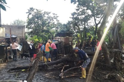 Los habitantes cogieron pala y escoba para ayudar a los vecinos damnificados.
