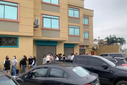 Largas filas se formaron en la tienda física donde venderían los boletos.