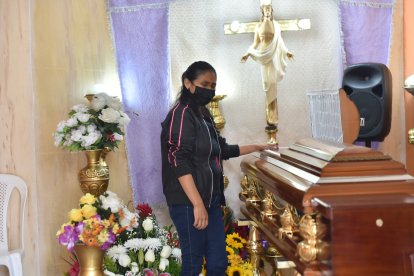 Sandra Suntaxi llora la muerte de su esposo, con quien tuvo tres hijos y quien era el sustento del hogar.