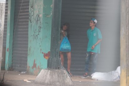 Una pareja de jóvenes consumía sustancias en la 24 y la C, en el suburbio de Guayaquil. Luego se juntaron a conversar con otro grupo sin cubrebocas.
