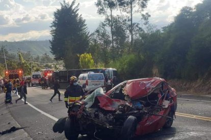 Dos fallecidos tras accidente de tránsito en Quito.
