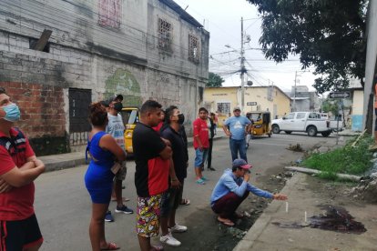 Moradores de Bastión Popular pusieron velas en el lugar donde cayó el cuerpo.