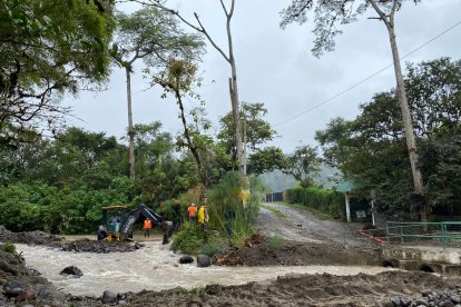 El río Saguambi y el Canchupi crecieron debido a las lluvias e inundaron Mindo. Hubo personas que fueron evacuadas.