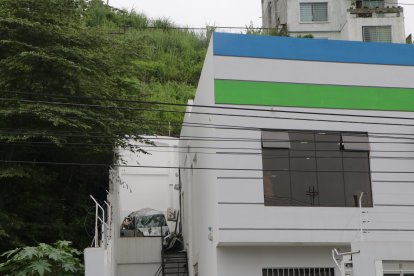 El vehículo color plomo quedó en el patio de una empresa.