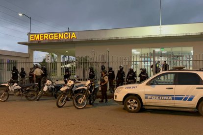 La Policía debió llegar con un nuevo número de agentes para controlar la gresca que se formó en el hospital, donde una multitud exigía salvar a los heridos.