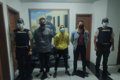 Uno de los sospechosos quedó con manchas de sangre en sus prendas.