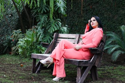 Actriz de teatro y televisión con más de 20 años de trayectoria artística.