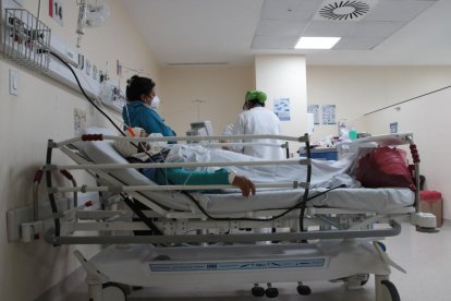 Las hospitalizaciones y usos de camas UCI bajan diariamente en el país.