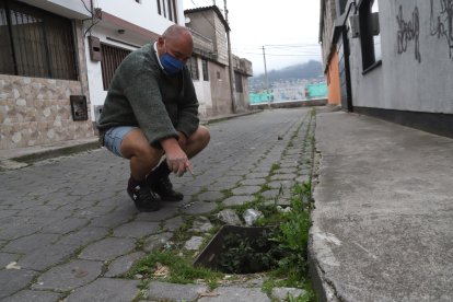 Carlos Ruano muestra uno de los tantos agujeros que los preocupan.
