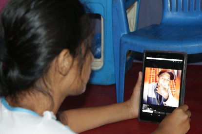 Observando una foto de Andrehus Yasmani Valle su hermana menor contó cómo fueron sus últimas horas de vida.  21/02/2022 Agencia (ag-extra)